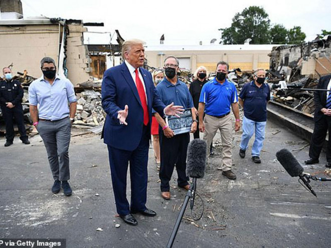 Tổng thống Donald Trump (giữa) tiếp xúc với một số chủ doanh nghiệp có cửa hàng bị người biểu tình đập phá ở TP Kenosha, bang Wisconsin (Mỹ) hôm 1-9. Ảnh: GETTY IMAGES