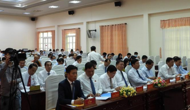 Các đại biểu HĐND tỉnh Cà Mau tham gia kỳ họp