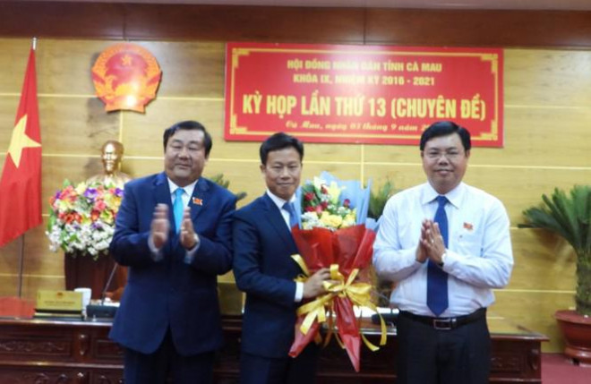 Ông Nguyễn Tiến Hải, Bí thư Tỉnh uỷ Cà Mau và ông Trần Văn Hiện, Chủ tịch HĐND tỉnh Cà Mau chúc mừng GS - TS Lê Quân