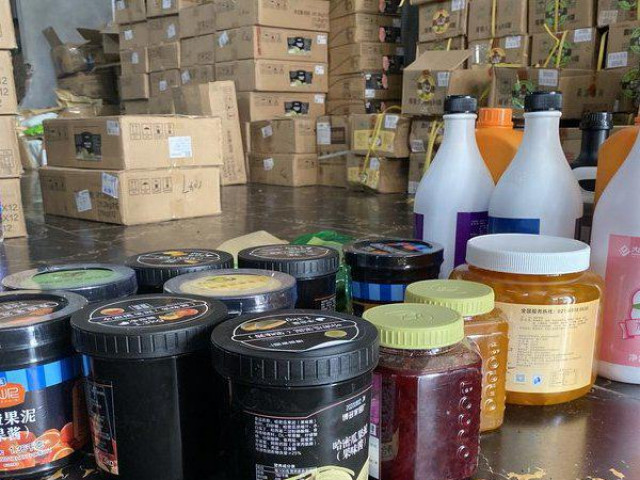 Thị trường - Tiêu dùng - Phát lộ kho hàng bẩn thỉu, ẩm mốc chứa gần 10 tấn nguyên liệu trà sữa