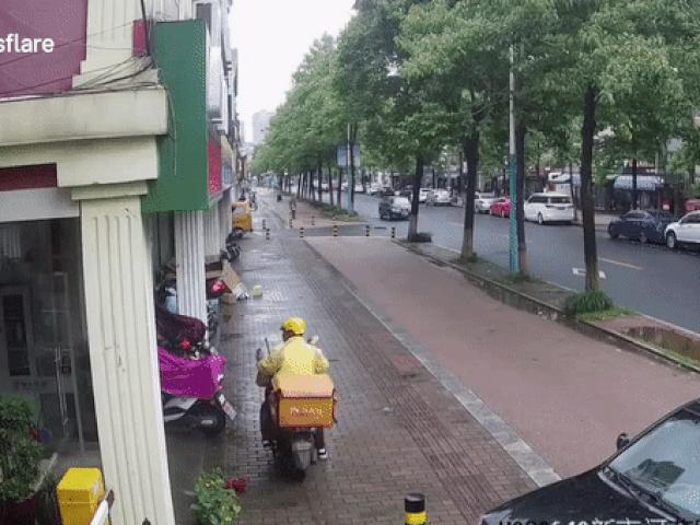 Media - Nữ tài xế "nhỡ chân" lùi xe, húc văng shipper
