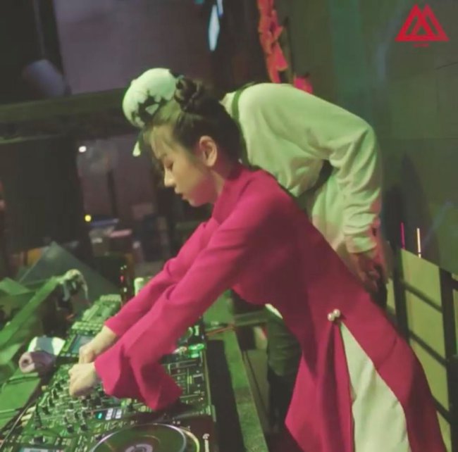 Ấn tượng nhất với DJ Mie là những lần diện áo dài lên sân khấu và cháy hết mình.
