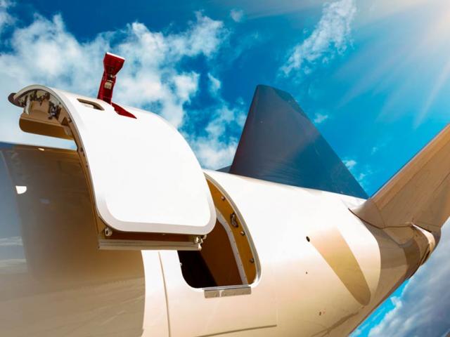 Media - Vì sao cửa máy bay thường nằm bên trái?