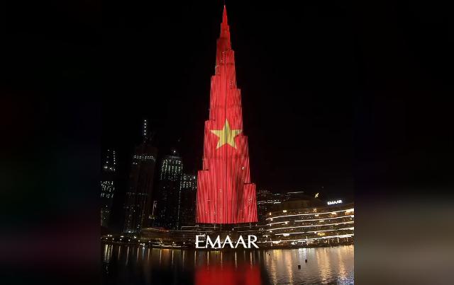 Quốc kỳ Việt Nam tung bay trên tòa tháp cao nhất thế giới. Ảnh: Facebook Burj Khalifa