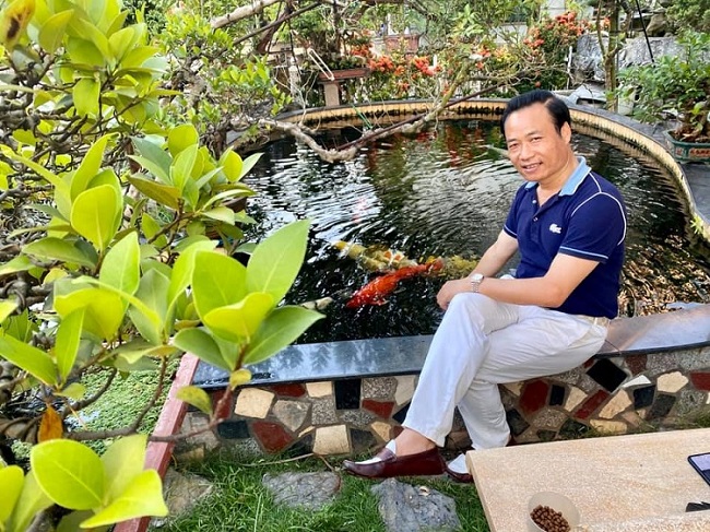Khu vườn thuộc sở hữu của anh Nguyễn Trọng Thành (55 tuổi). Anh Thành được biết đến là một trong những nghệ nhân cây cảnh đầu tiên của Hà Nội với hơn 25 năm kinh nghiệm.
