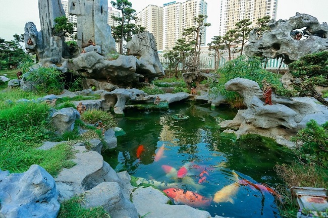 Hồ cá kết hợp với nhiều tảng đá lớn được đặt ở trung tâm vườn. Nơi ngồi từ lầu bát giác có thể ngắm nhìn được đàn cá Koi tung tăng dưới nước.
