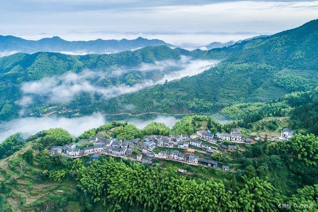 Ngôi làng tuyệt đẹp trên đỉnh núi, ngắm hoàng hôn qua biển mây đẹp đến ngất ngây - 2