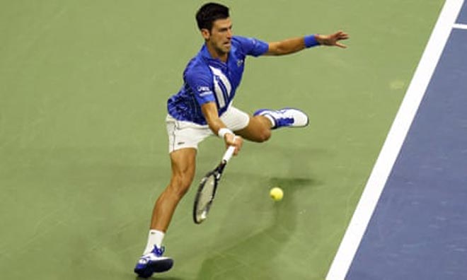 Djokovic trong một nỗ lực cứu bóng