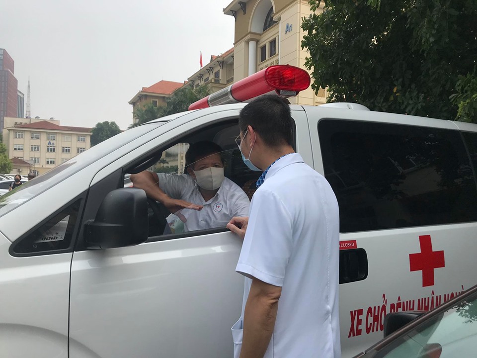 Ông Đoàn Ngọc Hải lái xe đưa bệnh nhân nghèo về quê