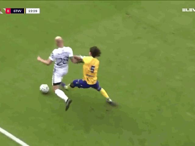 Media - Dùng "đòn bẩn" đạp thẳng vào mặt đối phương, cầu thủ nhận ngay kết đắng