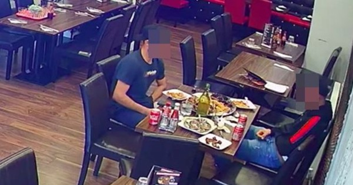 Bạn trẻ - Cuộc sống - Muốn “bùng” tiền bữa ăn 1,7 triệu đồng, anh chàng tự “vặt lông” thả vào đĩa thức ăn