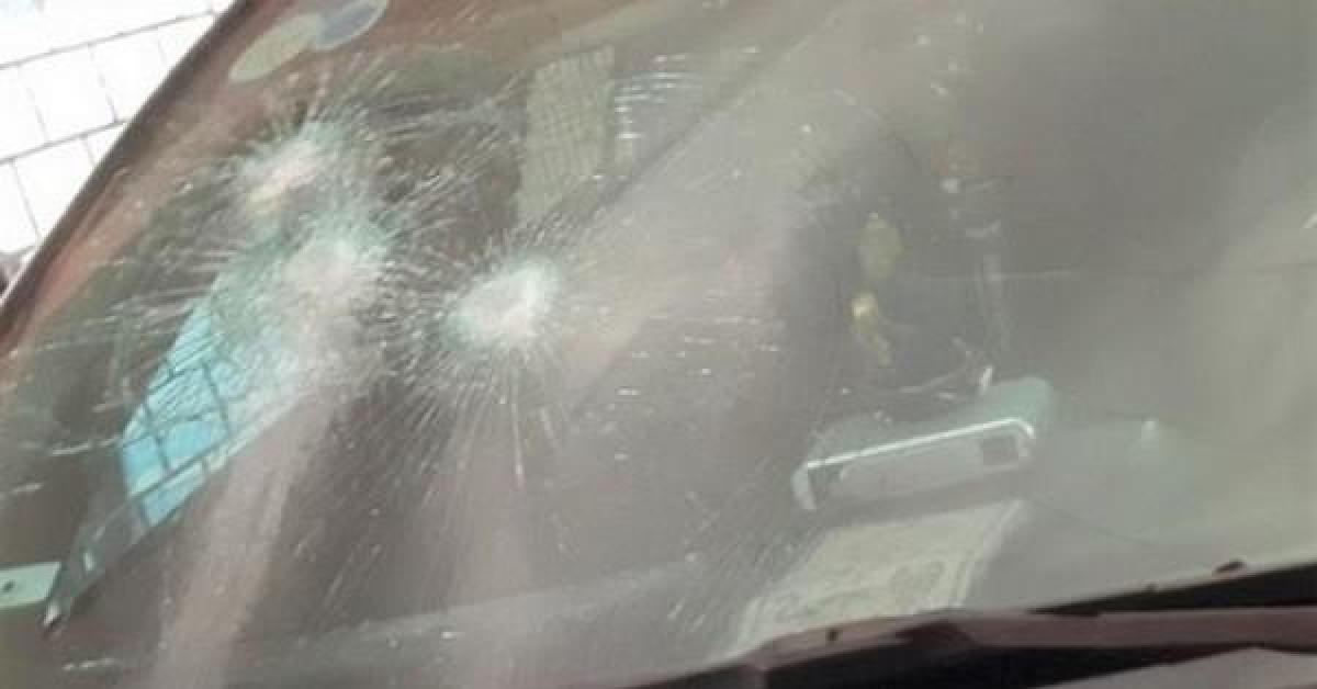 Tin tức trong ngày - Xe chủ tịch huyện để trong trụ sở ở Thanh Hóa bị đập kính, bẻ cong biển số