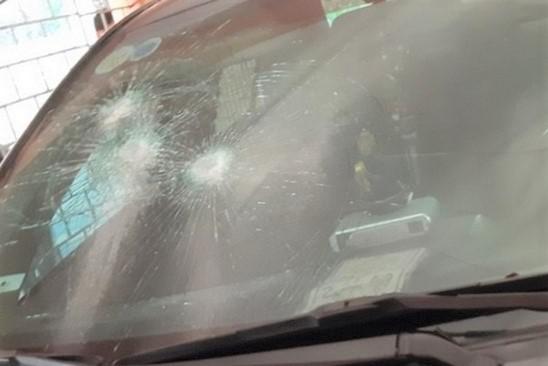Chiếc ôtô mà Chủ tịch UBND huyện Thường Xuân thường đi lại bị đập phá