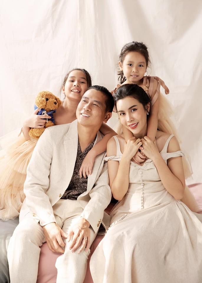 Nếu bạn muốn thấy một bức ảnh gia đình đẹp và đầy hạnh phúc, hãy xem bức ảnh của Lưu Hương Giang với cô con gái xinh đẹp và hai mảnh ghép nhỏ khác. Hình ảnh này chứa đựng cảm xúc và nguồn động lực cho những người đang tìm kiếm niềm vui trong cuộc sống.