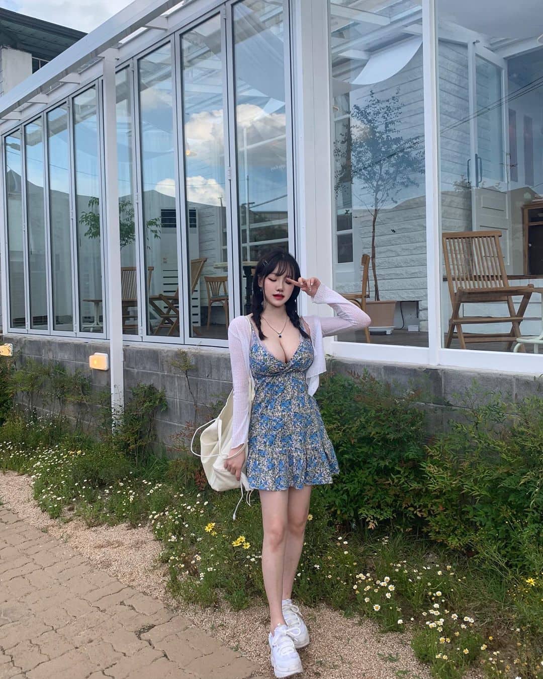 Trang phục hở nửa vòng một gây nhức mắt của người mẫu xứ sở kim chi.