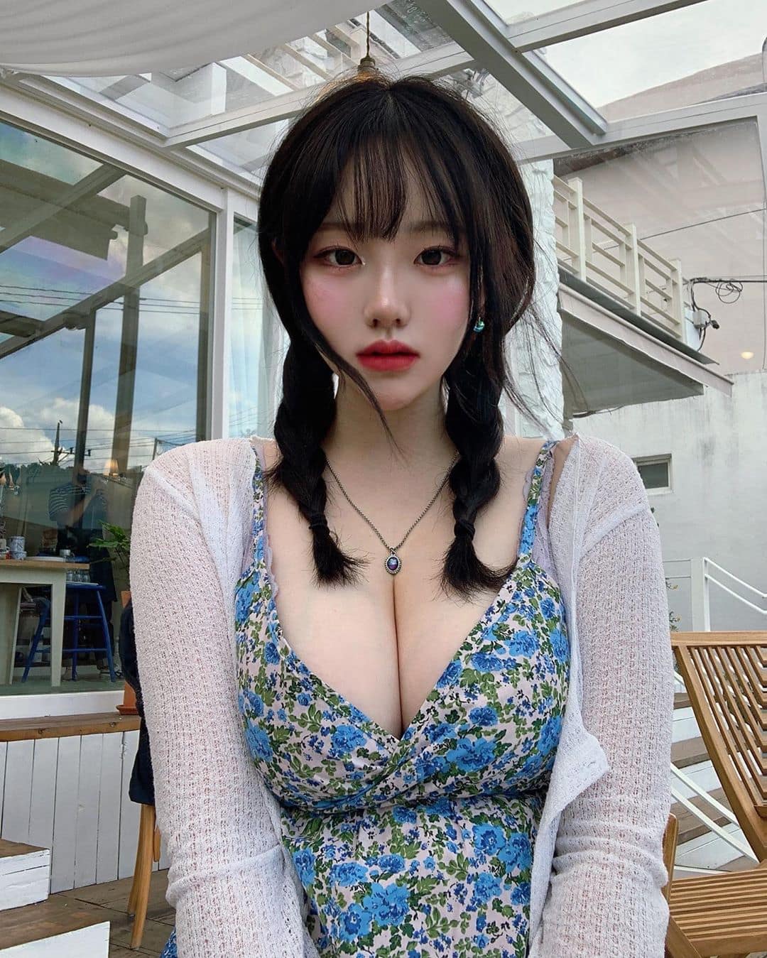 Người mẫu Hàn Quốc diện váy cổ chữ V sâu hun hút gợi cảm nhưng bị đánh giá kém duyên.