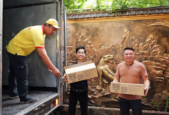 Ngọc Sơn gởi tặng 1000 chai Nano bạc cho Đà Nẵng.