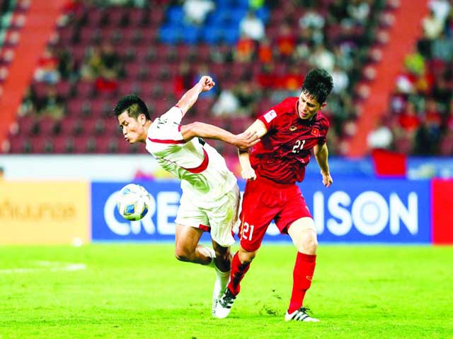 Bóng đá Việt Nam - Trung vệ Đình Trọng chấn thương dai dẳng: Ai chịu trách nhiệm?