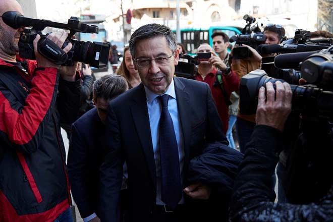 Chủ tịch Barcelona Josep Bartomeu bị cảnh sát cáo buộc tham nhũng và yêu cầu tòa dân sự khởi tố