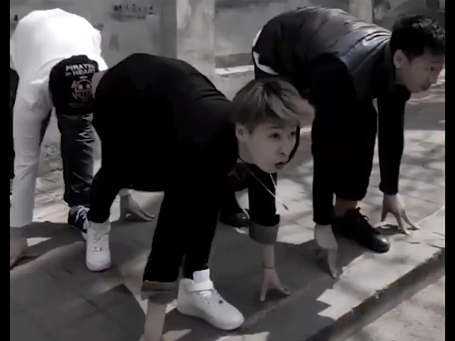 Video Clip Cười - Đi bộ qua ngã tư chẳng khác gì một cuộc thi điền kinh