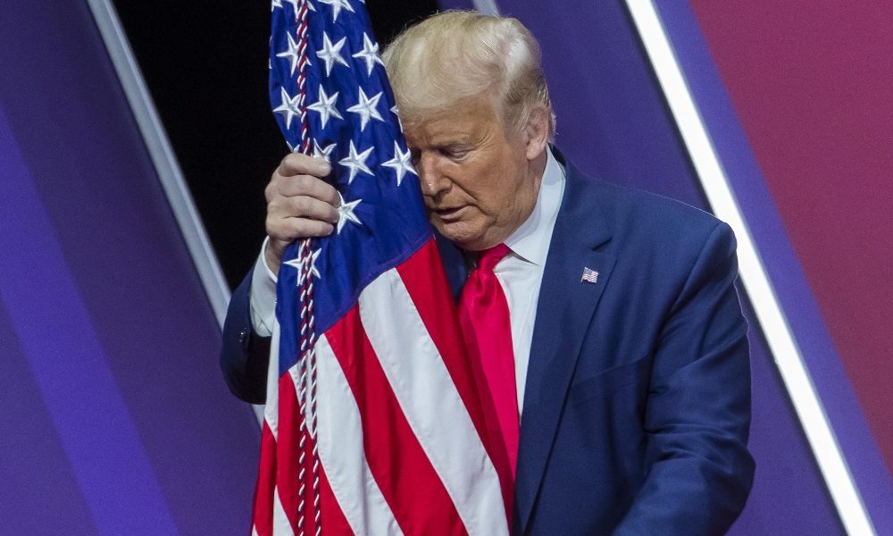 Chính quyền của Tổng thống Mỹ Donald Trump gặp nhiều áp lực kể từ khi dịch Covid-19 bùng phát (ảnh: Reuters)