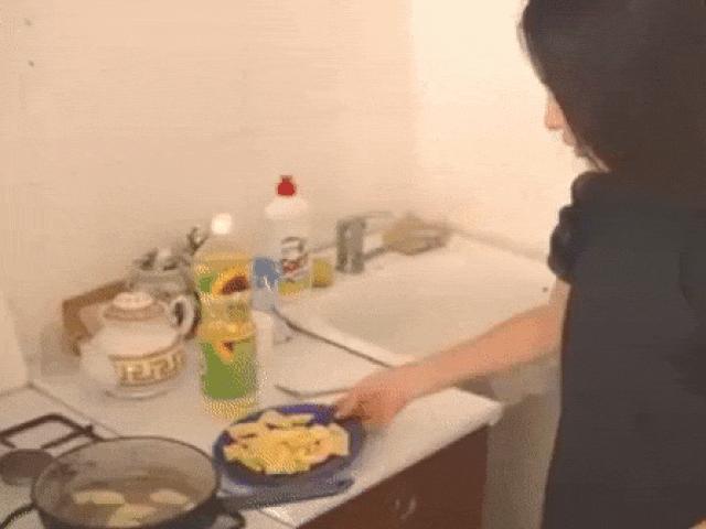Cười 24H - Khi các cô nàng vụng về xông pha vào bếp khiến anh em phải "nể"