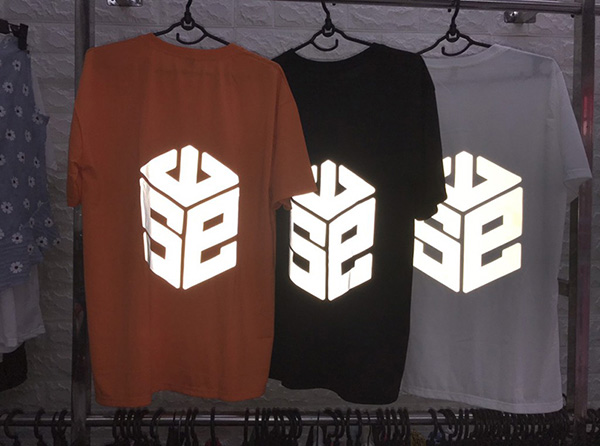 In decal phản quang lên áo thun trở thành xu hướng thời trang mới