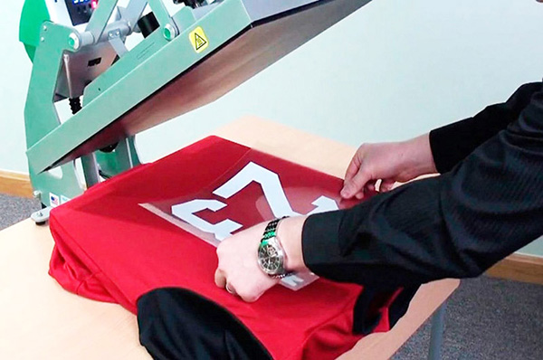 Sau khi đã đặt hình decal vào vị trí mong muốn, máy ép nhiệt sẽ ép cố định hình lên áo