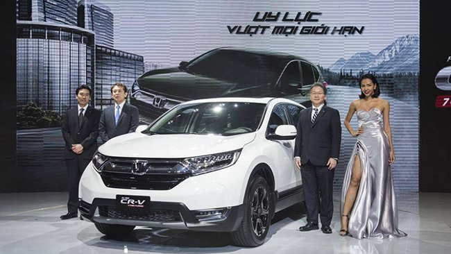 Honda CR-V G, E (phiên bản cũ) có mức tiêu thụ nhiên liệu đường hỗn hợp 6,9 lít/ 100 km. Hiện tại, phiên bản nhập khẩu này đã ngừng bán, thay vào đó là bản lắp ráp trong nước, có giá bán từ 998 - 1.048 triệu đồng
