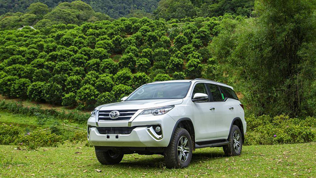 Toyota Fortuner là một trong những mẫu SUV bán chạy nhất tại Việt Nam. Phiên bản máy dầu, số sàn 1 cầu của mẫu xe này rất được ưa chuộng bởi tiết kiệm nhiên liệu, chỉ tốn 7,2 lít/ 100 km đường hỗn hợp. Xe có giá bán từ 1,033 tỷ đồng
