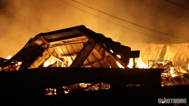Ngọn lửa lớn bùng phát tại xưởng chứa gỗ thành phẩm rồi lan rộng