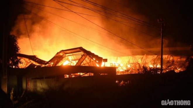 Ngọn lửa nhanh chóng bao trùm toàn bộ xưởng gỗ.