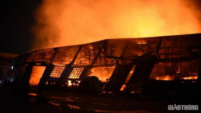 Trắng đêm vật lộn với lửa, khống chế đám cháy tại công ty rộng 28.000m2 - 3