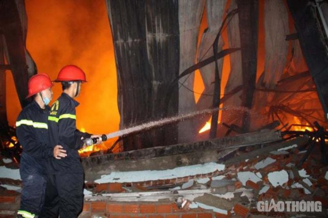 Hàng trăm chiến sỹ cảnh sát PCCC Bình Định tham gia dập lửa. Đến sáng 5/9, ngọn lửa mới được khống chế.