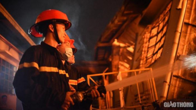 Trắng đêm vật lộn với lửa, khống chế đám cháy tại công ty rộng 28.000m2 - 6