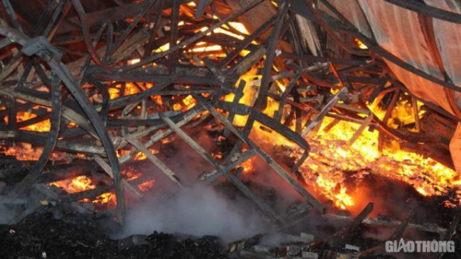 Nhiều diện tích nhà xưởng và gỗ thành phẩm bị thiêu rụi.