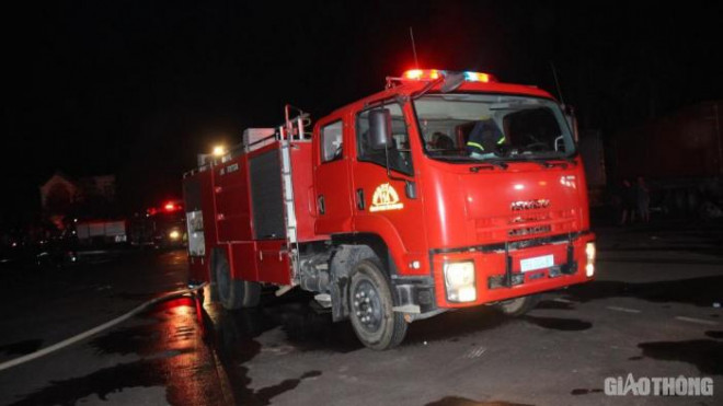 Hàng chục xe chữa cháy được điều động.