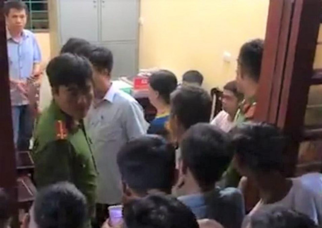 Cảnh người dân kéo tới UBND xã Hoàng Nam để yêu cầu làm rõ sự việc