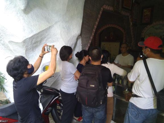 Nhiều người dân ở khu vực quận 12, Gò Vấp kéo về chùa để hỏi về các hũ tro cốt người thân gửi tại chùa Kỳ Quang 2.&nbsp;