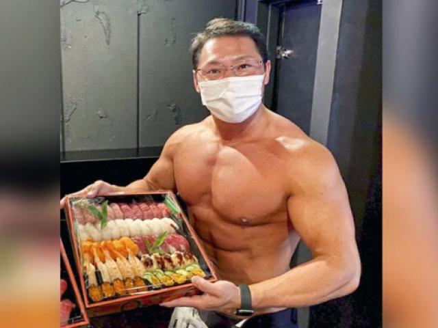 Thể thao - HLV thể hình bất thình lình cởi đồ đi bán sushi rất đắt hàng