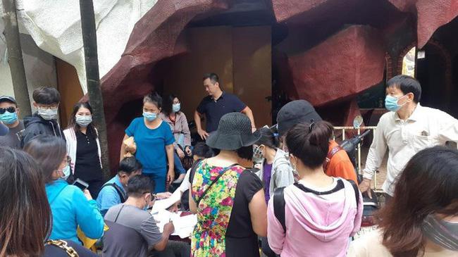 Người dân tập trung tại chùa Kỳ Quang 2 để khiếu nại việc xử lý tro cốt người thân.