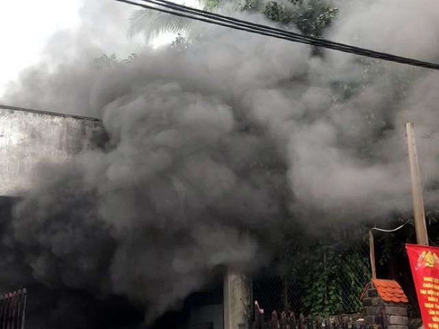 Tin tức trong ngày - Kho hàng ở Sài Gòn bốc cháy dữ dội trong mưa, nhiều tài sản bị thiêu rụi