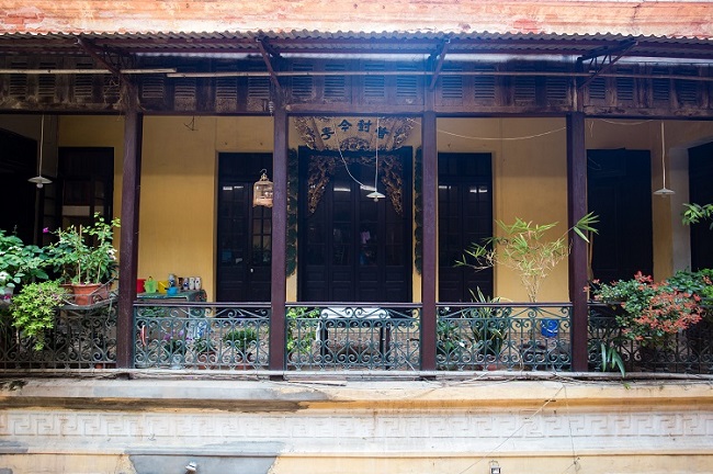 Căn biệt thự có tổng diện tích 800 m2 được xây dựng từ năm 1925. Công trình này được thiết kế bởi một kiến trúc sư nổi tiếng người Pháp cùng với sự hỗ trợ của khoảng 100 nhân công xây dựng quy tụ từ các tỉnh lân cận Hà Nội. Biệt thự được xây dựng liên tục trong 1 năm mới hoàn thiện.
