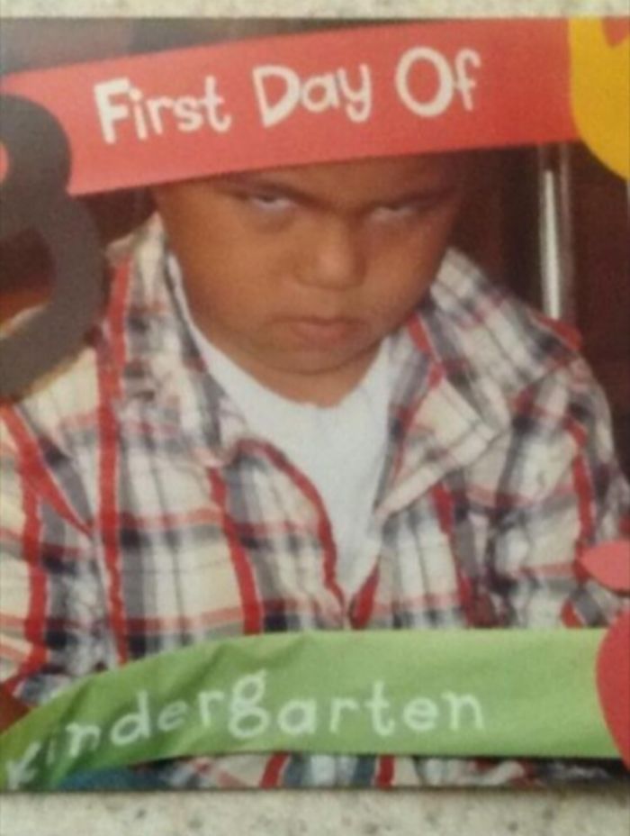 Cậu bé này hẳn đã có một ngày khai giảng không mấy suôn sẻ