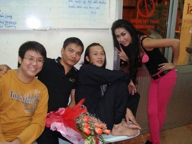 Nghệ sĩ Gia Bảo (ngoài cùng bên trái) trẻ trung trong ảnh Phi Thanh Vân chia sẻ cách đây 10 năm. Riêng nghệ sĩ Hoài Linh với mái tóc dài và dáng ngồi "không lẫn với ai được".
