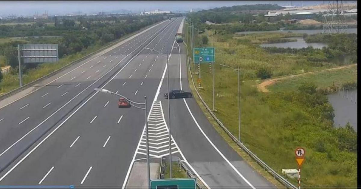 Tin tức trong ngày - Hai ô tô nối nhau đi ngược chiều trên cao tốc Hà Nội - Hải Phòng