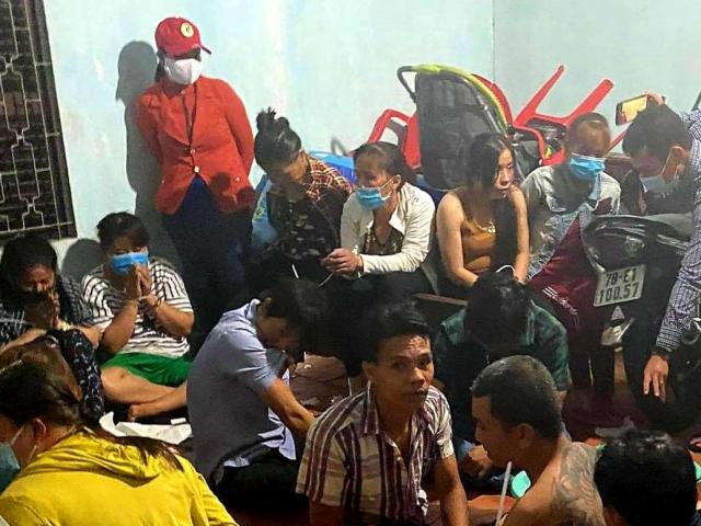 Pháp luật - Công an đột kích sòng bạc "khủng", con bạc bỏ chạy tán loạn