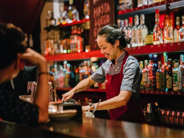 Kinh doanh - Nóng tuần qua: Đề xuất hỗ trợ hàng chục nghìn nhân viên karaoke, bar, gym chịu ảnh hưởng bởi Covid-19