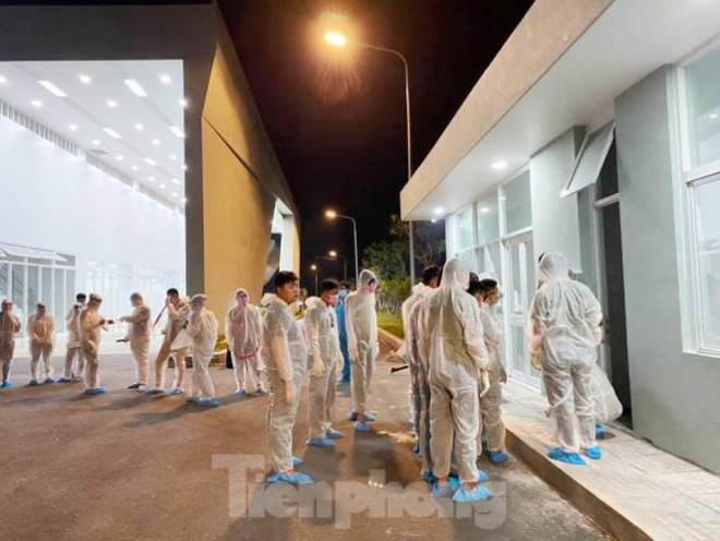 Sáng cùng ngày, Trung tâm y tế Bàu Bàng tiếp nhận 403 người về từ Hàn Quốc