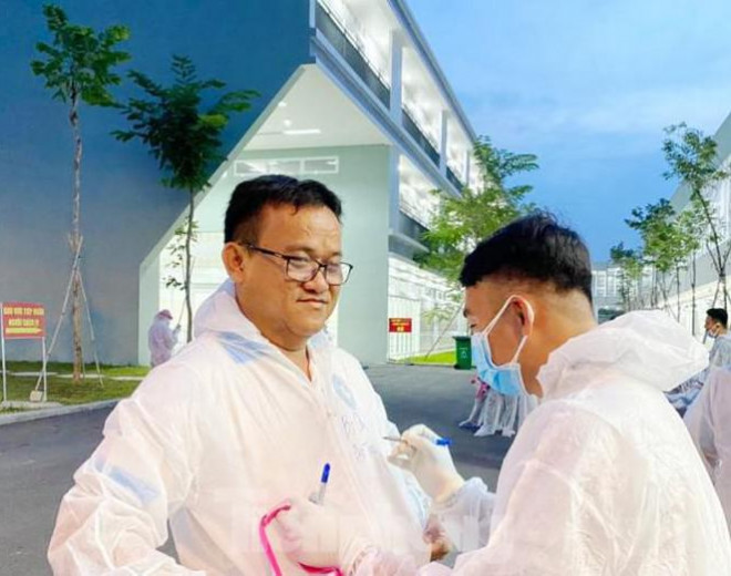 Bác sĩ Huỳnh Minh Chín (bìa trái) chia sẻ thông tin với PV Tiền Phong
